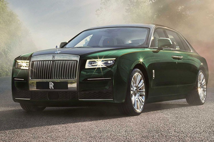 Vào hồi cuối tháng 9 năm nay, phiên bản kéo dài mang tên Extended của dòng xe siêu sang Rolls-Royce Ghost thế hệ mới đã lần đầu tiên trình làng. Chỉ sau 2 tháng, mẫu xe này đã nhanh chóng được đưa đến Đông Nam Á, cụ thể là Thái Lan, để giới thiệu. Tương tự bản thường, Rolls-Royce Ghost Extended 2021 cũng được trang bị lưới tản nhiệt mới với 20 đèn LED giúp chi tiết này phát sang trong đêm.