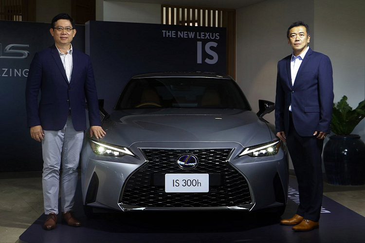 Lần đầu tiên được ra mắt vào tháng 6 năm nay,  Lexus IS bản nâng cấp hiện đã được ra mắt tại Thái Lan. Tại đây, mẫu xe này chỉ được cung cấp động cơ hybrid và với tên gọi IS 300h đi kèm với ba cấp độ trang trí để lựa chọn gồm Luxury, Premium và F-Sport. 