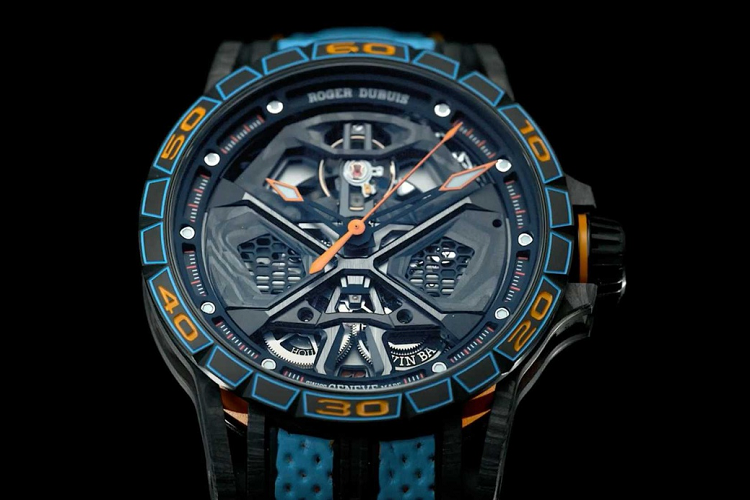 Roger Dubuis, nhà sản xuất đồng hồ Thụy Sĩ, đã hợp tác với  thương hiệu siêu xe Lamborghini để sản xuất một mẫu đồng hồ với số lượng giới hạn mang tên Excalibur Spider Huracan STO. Đồng hồ này được lấy cảm hứng từ siêu xe Lamborghini Huracan STO.