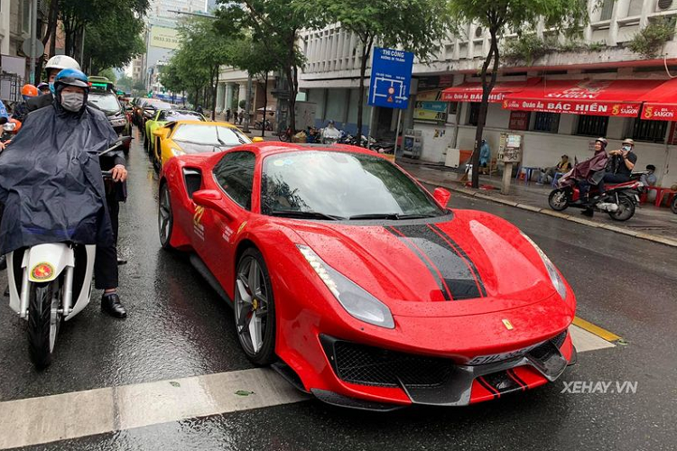  Siêu xe Ferrari 488 Pista Spider đầu tiên Việt Nam được nhập khẩu về nước thông qua một công ty tư nhân, trước khi đại gia siêu xe Sài Gòn là ông Hoàng Kim Khánh đăng tải những bức ảnh của Ferrari 488 Pista Spider thì không có thông tin nào cho biết 488 Pista Spider sẽ có mặt tại dải đất hình chữ S.