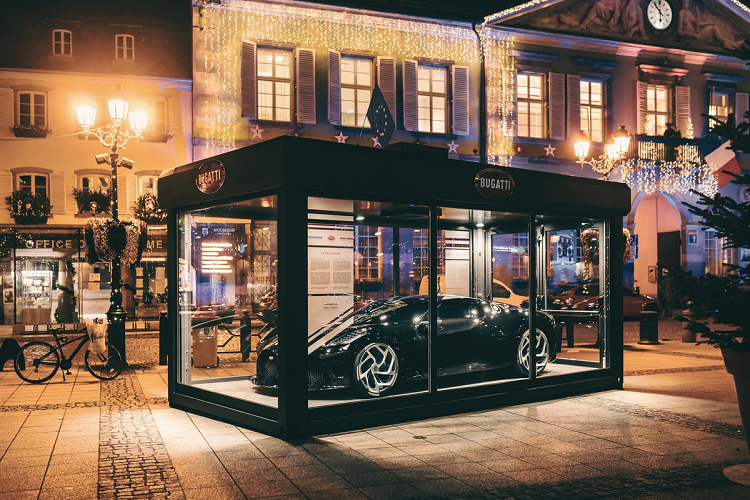 Sau một thời gian dài "ở ẩn",  siêu xe Bugatti La Voiture Noire vừa có màn trở lại khi được trưng bày ở khu vực chợ Giáng sinh tại thành phố Molsheim, Pháp.