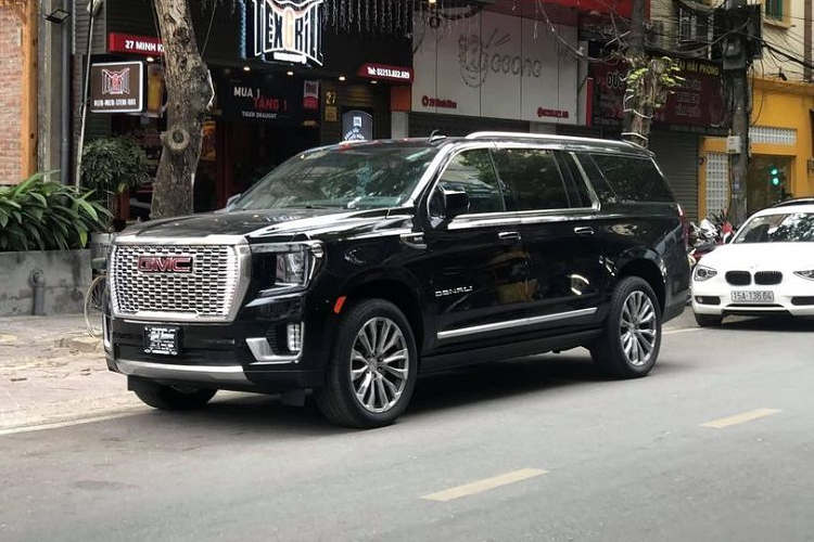  GMC Yukon XL Denali 2021 mới đầu tiên tại Việt Nam được đưa về thông qua một công ty nhập xe tư nhân. Bên cạnh ngoại hình to lớn, bệ vệ theo đúng chuẩn xe Mỹ, chiếc xe này còn có nước sơn ngoại thất màu đen, thuộc phiên bản XL với nhiều chi tiết trang trí ốp crome sáng bóng.