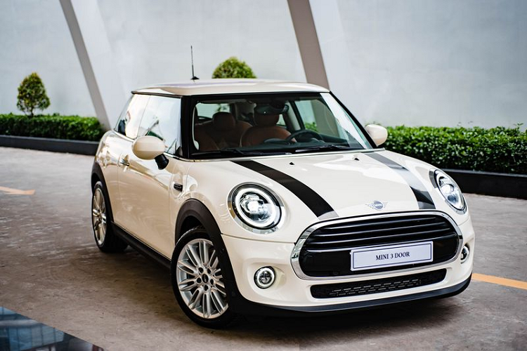   Thaco vừa giới thiệu với khách hàng Việt Nam 2 mẫu xe MINI Cooper 3 cửa và MINI One 5 cửa với sự nâng cấp mạnh mẽ về ngoại hình và trang bị. Ở lần nâng cấp này, hai chiếc xe ôtô của MINI có thêm điểm nhấn mới trong thiết kế, cải tiến lại hệ truyền động nhằm đáp ứng nhu cầu đa dạng của mọi đối tượng khách hàng.