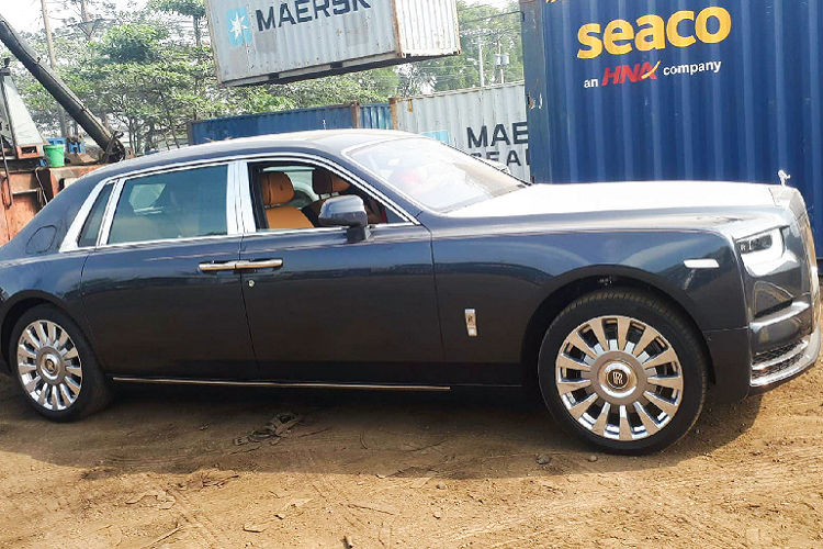  Xe siêu sang Rolls-Royce Phantom được biết đến là dòng sedan full-size sang trọng bậc nhất thế giới. Trong thế giới của xe sang, Phantom dường như không có đối thủ để cạnh tranh một cách xứng tầm, vì mẫu xe này đã thiết lập nên những chuẩn mực mới làm thước đo về mức độ sang trọng trên một mẫu xe sedan cao cấp. Vị thế Rolls-Royce Phantom thậm chí còn được xếp trên những mẫu xe xa xỉ khác như: Mercedes-Maybach S600 hay Bentley Mulsanne.