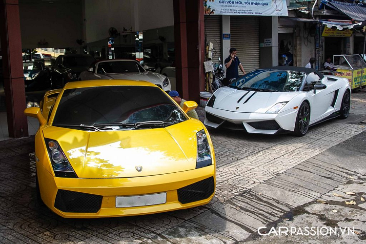  Lamborghini Gallardo thế hệ thứ nhất được ra mắt lần đầu vào năm 2003, tức là cách đây gần hai thập kỷ. Cùng với thiết kế xuyên suốt 10 năm phát triển của mình, những chiếc Gallardo vẫn luôn mang một vẻ đẹp rất “riêng”. Đó có lẽ chính là cái nét đẹp của sự giản đơn, những đường nét mềm mại đầy sức quyến rũ trên mẫu xe đầu thế kỉ 21 này. Gallardo thế hệ đầu tiên có thiết kế “khác xa” so với sự thể thao, hầm hố cũng những cải tiến triệt để về mặt khí động học như những chiếc xe sau này.