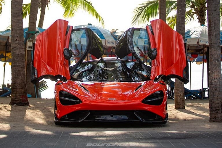 Thông tin về việc đại gia Thái Lan đã tậu chiếc  siêu xe McLaren 765LT thứ 2 khiến không ít người yêu xe ở Đông Nam Á tỏ ra phát hờn vì các đại gia ở đây thực sự chịu chơi. Một số đất nước có thế mạnh chơi siêu xe tại Asean cũng phải chờ sang năm mới được bàn giao McLaren 765LT. Khá thú vị là dù chiếc siêu xe McLaren 765LT mới về Thái là xe thứ 2 ở đây nhưng lại là chiếc đầu tiên được nhìn thấy lăn bánh trên đường phố.