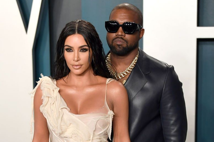 Trong vài năm qua, vợ chồng Kanye West và Kim Kardashian vẫn thường xuyên tặng cho nhau những món quà đắt giá. Tuy nhiên, vào dịp Giáng sinh năm 2020 vừa qua, nam ca sỹ người Mỹ này vẫn khiến nhiều người bất ngờ khi tặng đến 5 chiếc  xe siêu sang Mercedes-Maybach GLS cho bà xã của mình.