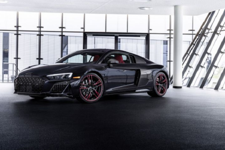  Audi R8 Panther RWD 2021 mới sở hữu nhiều chi tiết độc đáo như các huy hiệu sơn đen hoàn toàn, ngoại thất sơn đen Panther Black hiệu ứng pha lê sẽ biến thành màu tím đậm khi nhìn cận cảnh.