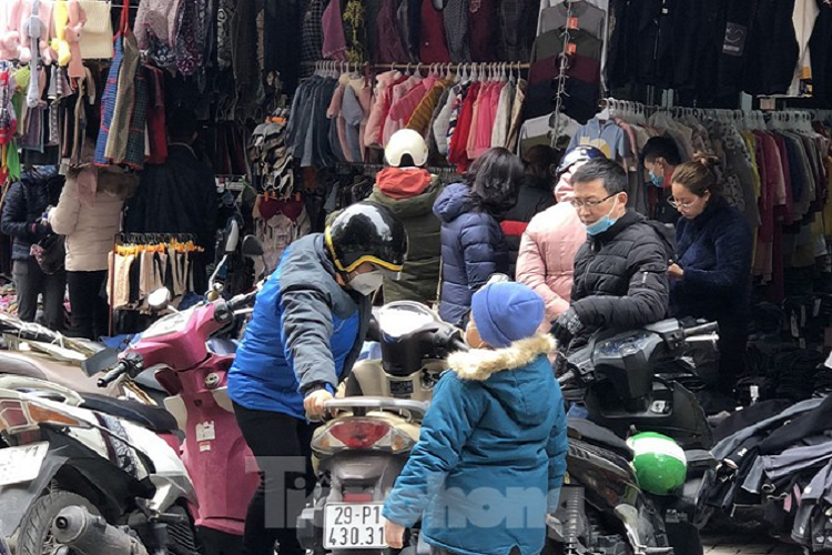 Tại Hà Nội, các cửa hàng trên dãy phố chuyên quần áo như Chùa Bộc, Cầu Giấy, Xuân Thủy và khu vực đông dân cư những ngày qua quần áo ấm được bày bán tăng đột biến. Các cửa hàng này hầu hết đều trưng biển "giảm giá", "xả hàng" với mức rẻ bất ngờ. 