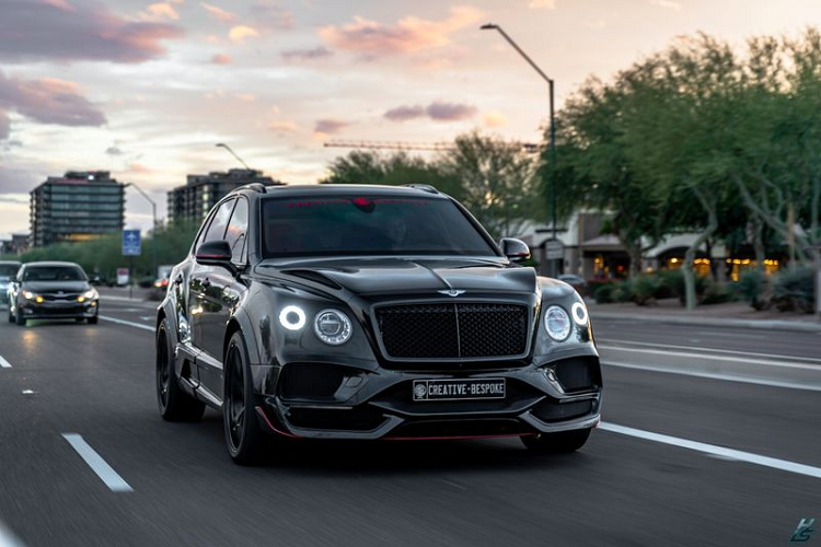  Bentley Bentayga siêu sang đã được Creative Bespoke "lột xác" qua bộ bodykit thân rộng, bao gồm các vòm bánh xe và ốp sườn mở rộng, líp trước mới, cánh gió trước tinh chỉnh, nắp ca-pô phồng lên, bộ khuếch tán hầm hố, cánh gió gắn trên mái và cánh gió sau thể thao.