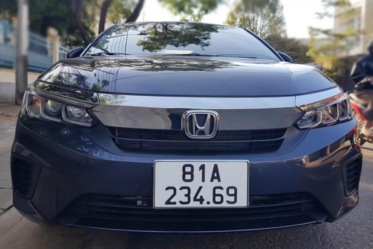 Đây được xem là chiếc  Honda City 2021 mới phiên bản L đầu tiên ra “biển trắng” tại Việt Nam. Chiếc City 2021 này nằm trong lô đầu mà Honda Việt Nam (HVN) lắp ráp. Để nhận xe và ra biển nhanh như thế này, chắc chắn khách hàng đã đặt mua chiếc City 2021 này ngay từ rất sớm. Được biết, số lượng xe về các đại lý tại thời điểm này có hạn.