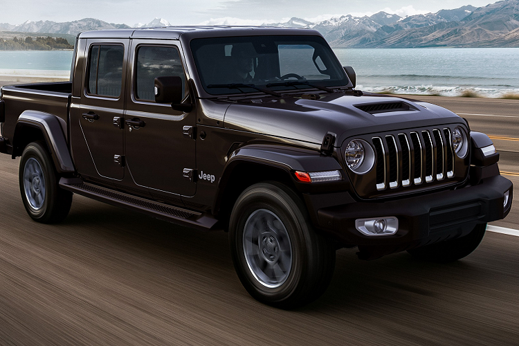 Phiên bản nâng cấp năm 2021 của  Jeep Gladiator ra mắt toàn cầu vào tháng 9 năm ngoái. Đáng chú ý, Gladiator 2021 bổ sung thêm cấu hình động cơ EcoDiesel có mức tiêu hao nhiên liệu cực kỳ thấp khi chỉ tốn chưa tới 10l/100km. Chính vì vậy không khó hiểu vì sao Jeep lại cung cấp duy nhất phiên bản này cho thị trường Châu Âu. Khác với thị trường Mỹ, Jeep sẽ không mong đợi một doanh số quá lớn cho mẫu bán tải của mình tại thị trường Châu Âu khó tính.