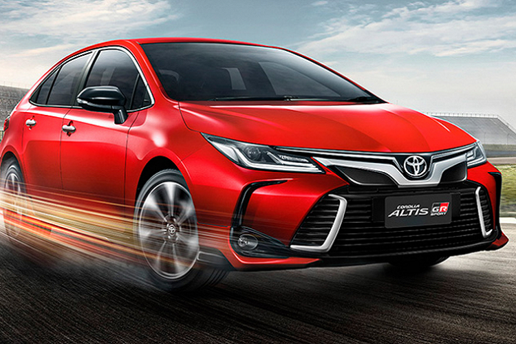 Trong khi Corolla Altis tại Việt Nam vẫn đang “dậm chân” ở thế hệ cũ, thì Toyota Thái Lan đã giới thiệu Corolla Altis 2021 và đây cũng chính là phiên bản nâng cấp mới vốn đã được giới thiệu tại Thái từ cuối tháng 9 năm 2019.  Toyota Corolla Altis 2021 mới là bản nâng cấp tập trung vào trang bị ngoại thất (bản GR Sport) và trang bị an toàn, tiện nghi và hỗ trợ lái.