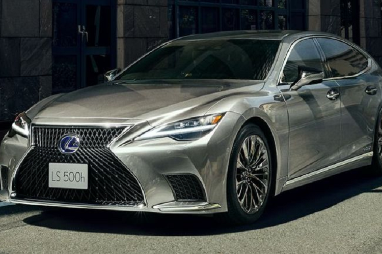 Về mặt thiết kế,  Lexus LS 500 202 mới không có nhiều cập nhật xảy ra ở bên ngoài ngoại trừ đèn ngày LED hình mũi tên với đèn báo rẽ tuần tự mới, khe gió phía trước được sửa đổi, lưới tản nhiệt hình con suốt được nhấn mạnh hơn, đèn hậu mới với các điểm nhấn màu đen bóng và mâm hợp kim 20 inch.