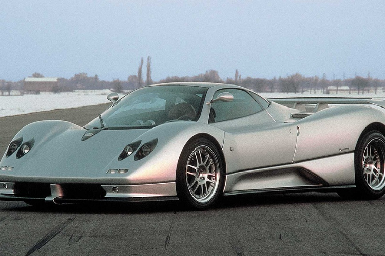 Pagani: Tất cả phiên bản của dòng xe Pagani Zonda đều sử dụng khối  động cơ V12 của Mercedes-Benz. Mẫu xe đầu tiên ra mắt vào năm 1999 - chiếc Zonda C12, sử dụng khối động cơ V12 dung tích 6.0L sản sinh công suất tối đa 400 mã lực hoặc 450 mã lực cùng mô-men xoắn 550-640 Nm.