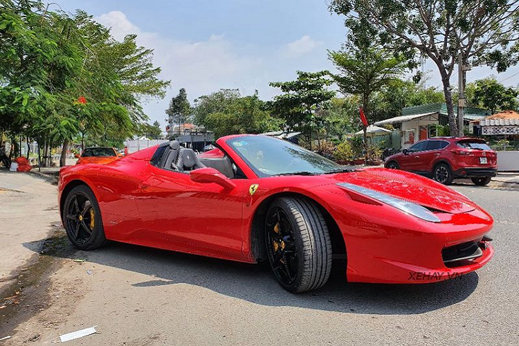 Khi còn ở trong tay ông chủ cà phê Trung Nguyên,  siêu xe Ferrari 458 Spider được dán decal màu trắng tinh tế, tuy nhiên, hiện "siêu ngựa" đã gỡ lớp dán decal để quay trở lại màu sơn đỏ đặc trưng nguyên bản.