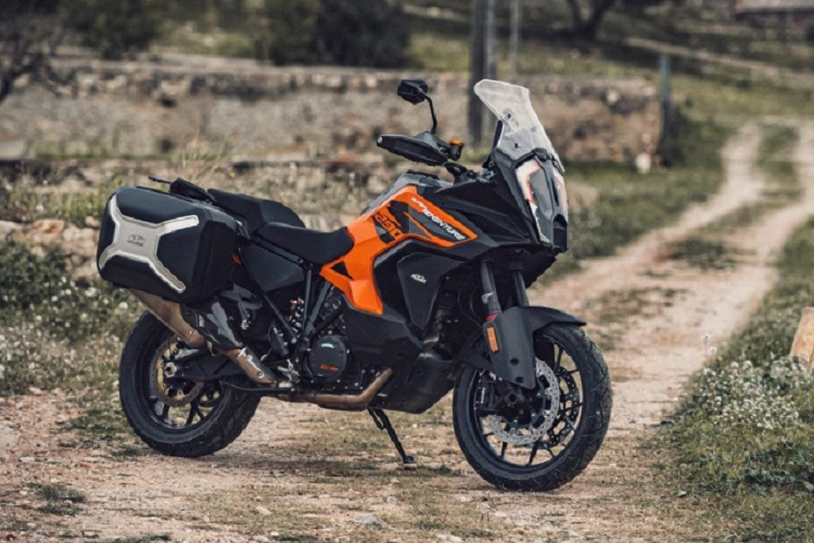 Bước sang thế hệ thứ 3,  KTM 1290 Super Adventure S 2021 mới thừa hưởng những công nghệ tiên tiến nhất của hãng mô tô Áo. Dễ thấy nhất chính là hệ thống kiểm soát hành trình thích ứng (Adaptive Cruise Control) mà phần radar lắp ngay dưới đèn pha.