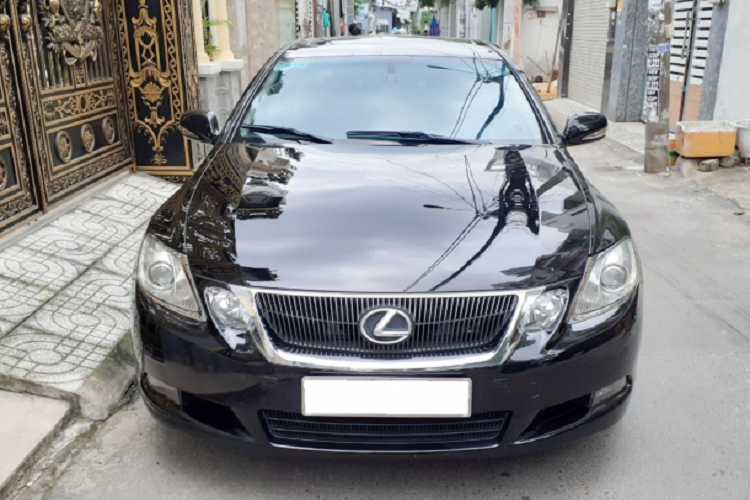  Lexus GS thế hệ thứ 3 được sản xuất trong gia đoạn từ 2006 – 2011 là một dòng xe quen thuộc đới với nhiều người yêu thích thương hiệu xe sang Lexus. Thế hệ này của dòng GS từng là đối thủ một thời đối với những tên tuổi đến từ Đức như: BMW 5 Series (E60) hay Mercedes-Benz E-Class (W211). Lexus GS thế hệ thứ 3 khá được ưa chuộng tại Việt Nam trong giai đoạn 10 năm về trước, trong khi GS thế hệ thứ 4 trở nên “hiếm có khó tìm” hơn vì giá bán cao, khó tiếp cận.