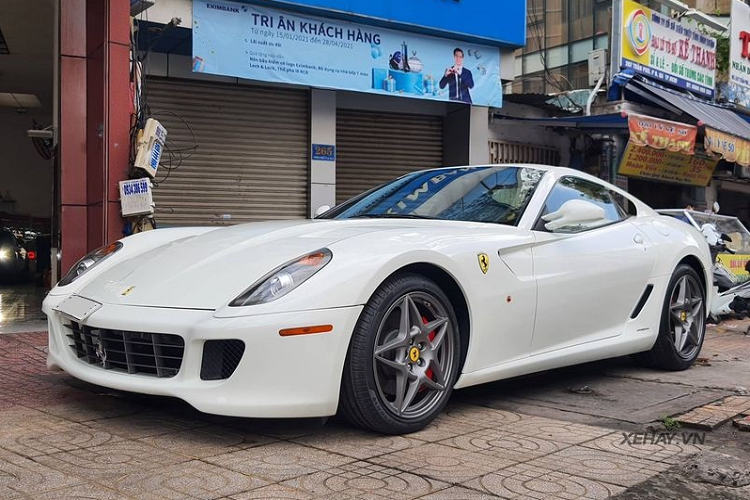  Ferrari 599 GTB Fiorano hàng hiếm chính là chiếc Ferrari tiếp theo mà ông Đặng Lê Nguyên Vũ quyết định "chia tay", trước đó ông đã bán đi 5 chiếc Ferrari khác bao gồm California T, 360 Spider, F430 Coupe, F12 Berlinetta và 488 GTB. Có vẻ ông chủ cà phê Trung Nguyên đang muốn "thay máu" dàn xế của mình bằng những chiếc SUV cao cấp.