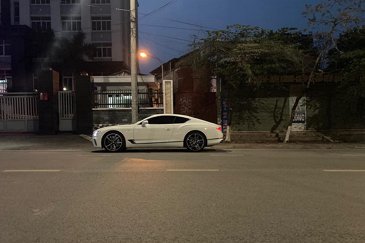 Mới đây, trên mạng xã hội lan truyền hình ảnh chiếc Coupe  siêu sang Bentley Continental GT V8 thế hệ thứ 3 rất đẹp mắt và cá tính xuất hiện trên đường phố Thái Nguyên trong những ngày Xuân này đã nhận được không ít sự quan tâm của cộng đồng mạng. Hiện đây là 1 trong số ít những chiếc xe Coupe siêu sang Bentley Continental GT V8 được mang về Việt Nam.