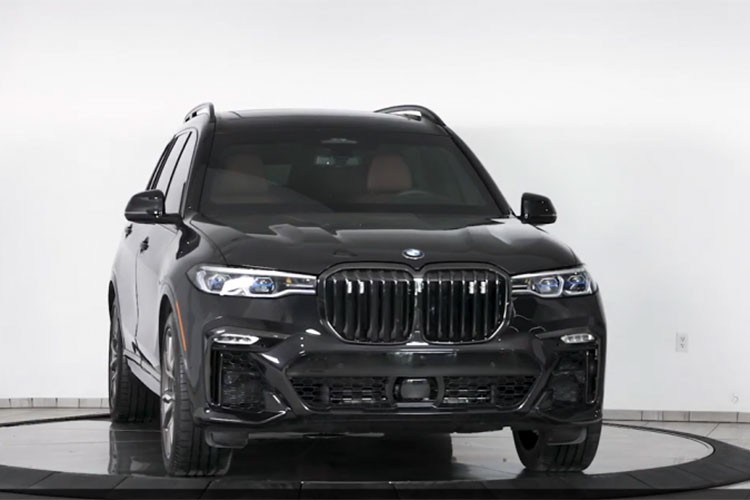 Nhìn từ bên ngoài,  BMW X7 của Inkas trông như một chiếc xe tiêu chuẩn được hoàn thiện trong bộ kit màu đen toàn diện. Ngoại trừ logo thì mọi chi tiết ở thân xe đều chìm trong sắc đen.