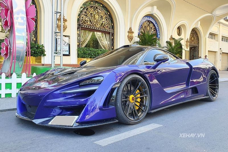 Với màu sơn ngoại thất tím Lantana Purple,  siêu xe McLaren 720S luôn trở thành tâm điểm gây chú ý mỗi khi xuất hiện trên đường phố, lần này cũng không ngoại lệ.