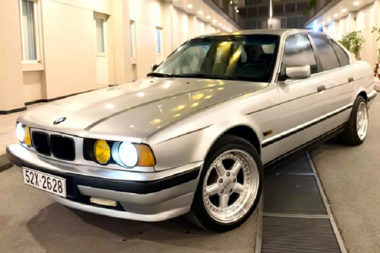  BMW 5 Series thế hệ thứ 3 (E34) được sản xuất trong gian đoạn từ năm1988 – 1996 được xem là thế hệ 5 Series mang thiết kế “vượt thời gian” được nhiều người yêu thích bởi phong cách cân bằng giữa sự sang trọng, cổ điển và nhấn mạnh vào phong cách thể thao.