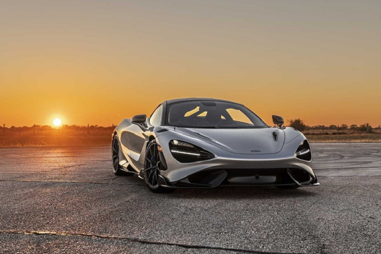  Siêu xe McLaren 765LT tiêu chuẩn có công suất 765 mã lực, khả năng tăng tốc 0-96 km/h trong 2,8 giây và tốc độ tối đa đạt 330 km/h. Kỷ lục tốc độ của mẫu xe này là hoàn thành quãng đường 400 m trong vòng 9,37 giây.