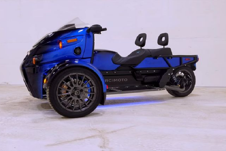 Có tên là Arcimoto Roadster, chiếc xe sở hữu thiết kế rất kỳ quái với phần đầu có hai bóng đèn to chói lóa. Xe được trang bị kính chắn gió thanh mảnh, bọc hai bánh xe trước và hai ghế ngồi Corbin có tựa lưng.