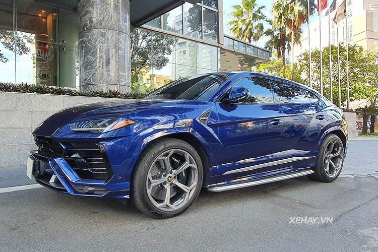 Cánh săn ảnh khu vực TP.Hồ Chí Minh mới đây vừa có dịp chạm mặt siêu phẩm Lamborghini Urus với nước sơn màu xanh dương vô cùng hiếm hay có thể là duy nhất tại Việt Nam. Theo quan sát, chiếc Lamborghini Urus này gần như không có trang bị gì quá nổi trội so với phần đông những chiếc Urus khác đang có mặt trong nước.