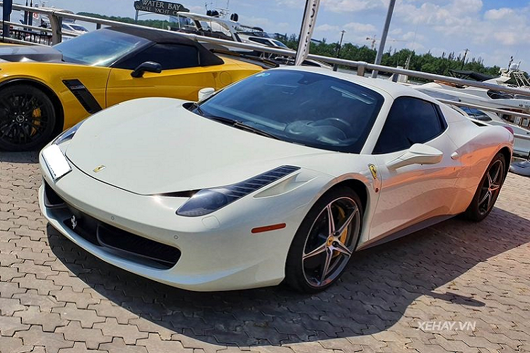 Trước đây,  Ferrari 458 Spider tại Việt Nam này từng thuộc sở hữu của một đại gia Hải Phòng nhưng hiện xe đã "định cư" tại Sài Gòn. Dù không có sắc đỏ rực rỡ như nhiều siêu xe khác nhưng chiếc 458 Spider này vẫn rất nổi bật và thu hút sự chú ý của mọi người xung quanh.