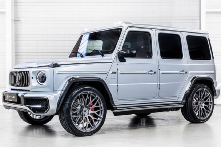 Là sản phẩm mới nhất của Hofele,  Mercedes-AMG G63 thế hệ mới trở nên nổi bật hơn hẳn với lớp sơn mờ Moonbeam Silver "thửa riêng", giúp tôn lên vẻ đẹp nam tính đầy quyến rũ của "ông vua địa hình".