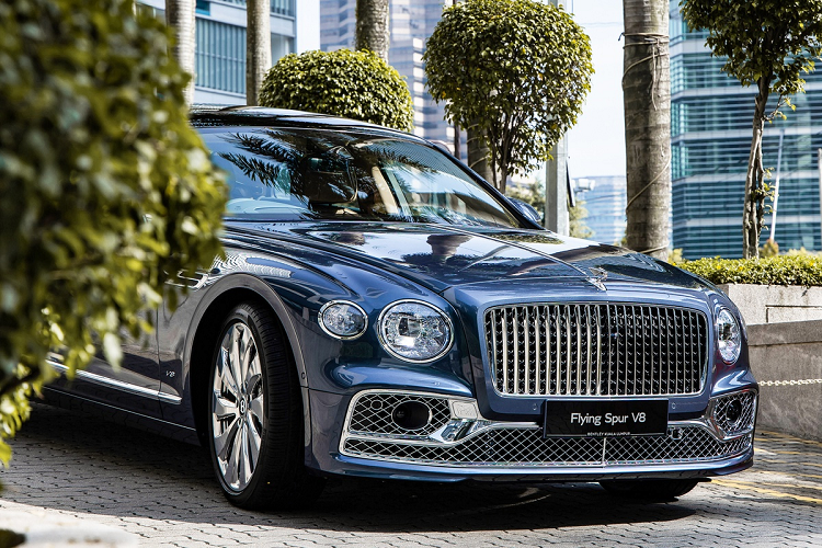  Bentley Flying Spur V8 2021 mới vừa có mặt tại Malaysia, sau khoảng 6 tháng mẫu xe này ra mắt thế giới. Cách đây hơn 1 năm, Bentley Flying Spur bản W12 đã được ra mắt tại quốc gia này. Tại đây, mẫu sedan của Bentley có giá từ 202.000 USD (khoảng 4,68 tỷ đồng).