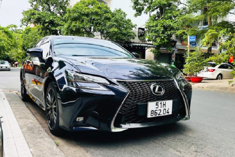  Lexus GS hạng sang dòng xe sedan cỡ trung rất được ưa chuộng tại thị trường Việt ở thời điểm cách đây 10 năm về trước. Đa số xe Lexus GS tại Việt Nam là xe thuộc thế hệ GS thứ 3 được sản xuất trong giai đoạn 2006 – 2011, vì thời điểm này là thời hoàng kim của xe nhập khẩu ở Việt Nam.