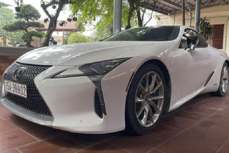  Lexus LC500h thể thao được công bố toàn cầu hồi năm 2016, những chiếc xe đầu tiên được nhập về Việt Nam năm 2018 bởi các cơ sở kinh doanh xe tư nhân. Chiếc xe thể thao này cũng từng hiện diện tại gian hàng của Lexus ở triển lãm Vietnam Motor Show 2017. Giá bán của xe ở các đại lý tư nhân dao động từ 9-10 tỷ đồng. Chiếc xe trong bài được rao bán với giá hơn 8 tỷ đồng và mới chỉ lăn bánh được 1.300 km. 