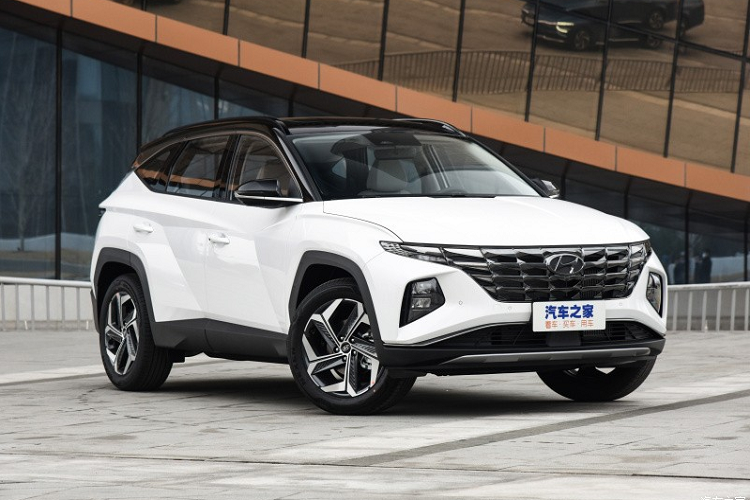  Hyundai Tucson L 2021 mới lần đầu tiên trình làng trong triển lãm Ô tô Bắc Kinh 2020 diễn ra vào tháng 9 năm ngoái. Mãi đến nay, hãng Hyundai mới công bố giá bán của Tucson L 2021 tại thị trường Trung Quốc. Theo đó, tại thị trường tỷ dân này, giá xe Hyundai Tucson L 2021 bán ra với 4 phiên bản dao động từ 161.800 - 201.800 Nhân dân tệ (khoảng 570 - 711 triệu đồng).