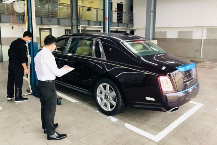 Mới đây, trên mạng xã hội lan truyền hình ảnh về một chiếc xe siêu sang  Rolls-Royce Phantom VIII mới nhất được cho nhập khẩu chính hãng về nước khá lâu nhưng nay mới xuất hiện đã thu hút không ít sự quan tâm, theo dõi từ giới mê xe. Hình ảnh chụp lại cho thấy, chiếc xe siêu sang Rolls-Royce Phantom phiên bản thế hệ thứ 8 này được đeo biển kiểm soát của tỉnh Bình Thuận và được cho là số ít xe Rolls-Royce Phantom VIII được mua chính hãng tại Việt Nam.