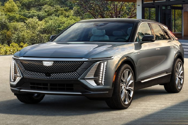 Bên cạnh đó, kiểu dáng của  Cadillac Lyriq 2022 mới cũng rất trung thành với bản concept, xe có "bộ mặt" hoàn toàn mới của Cadillac, gồm lưới tản nhiệt “Black Crystal” cực đẹp mắt với thiết kế đèn pha thẳng đứng đầy hiện đại, cùng hệ thống đèn trang trí chạy ngang trên mặt lưới tản nhiệt, mang đến một cái nhìn mới mẻ và tràn đầy công nghệ. Xe còn được trang bị cặp đèn pha LED thanh mảnh và cản trước tinh chỉnh.