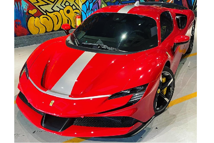 Số lượng dòng siêu xe  Ferrari SF90 Stradale tại Việt Nam hiện chỉ có 2 chiếc cùng với đó là Cường "Đô-la" đặt mua Ferrari SF90 Stradale chính hãng nhưng thời gian giao hàng nhanh nhất cũng phải trên 6 tháng và có khi phải chờ 1 năm. Bên cạnh đó, các đại gia Việt nếu muốn đặt mua Ferrari SF90 Stradale nhanh hơn cũng phải bỏ ra thời gian từ 3 đến 6 tháng khi chọn mua xe nhập khẩu không chính hãng.