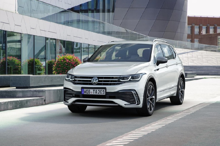 Gần 1 năm sau khi Tiguan phiên bản nâng cấp giữa vòng đời trình làng, hãng xe Đức mới tung ra  Volkswagen Tiguan Allspace 2021 mới. Volkswagen Tiguan Allspace chính là phiên bản 7 chỗ và có kích thước lớn hơn của dòng Tiguan thông thường. Tương tự Tiguan, Volkswagen Tiguan Allspace 2021 cũng được cải tiến nhẹ trong thiết kế và công nghệ. Trong khi đó, động cơ của mẫu SUV 7 chỗ này không có gì thay đổi.