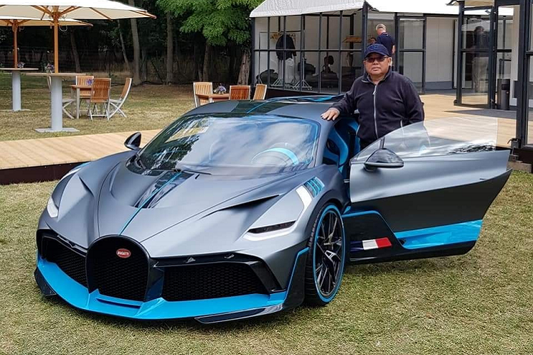 Mới đây, việc một đại gia Malaysia chia sẻ hình ảnh chụp cùng với siêu xe triệu đô Bugatti Divo đã thu hút không ít sự quan tâm của giới nhà giàu trên thế giới. Lý do là mẫu  siêu xe Bugatti Divo chỉ được sản xuất 40 chiếc với giá bán không tưởng lên đến 5,8 triệu đô la, tương đương 135 tỷ đồng. Nếu về Malaysia ra biển đầy đủ, siêu phẩm Bugatti Divo này ước tính có giá trên 330 tỷ đồng