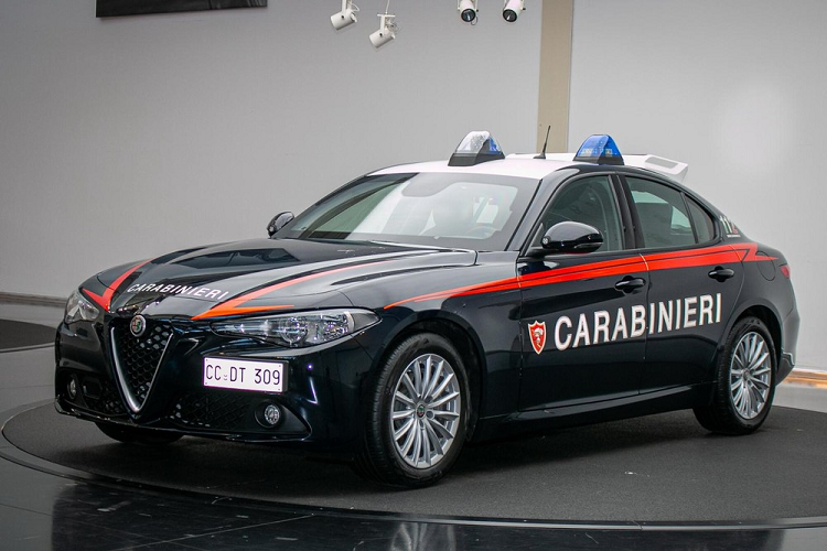 Thương hiệu Alfa Romeo đã mở ra một chương mới trong lịch sử dài hơi của mình với Carabinieri bằng cách cung cấp một chiếc  xe Giulia bọc giáp cho lực lượng cảnh sát Ý. Đây là chiếc đầu tiên của một đoàn xe bao gồm 1.770 chiếc, và nó mới được giao tuần trước thông qua một sự kiện được tổ chức tại trụ sở Turin của nhà sản xuất cùng sự tham gia của nhiều nhân vật quan trọng từ các bên liên quan.