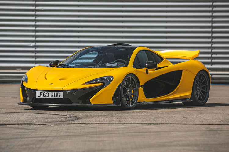 Ra mắt vào năm 2013,  McLaren P1 hoàn toàn mới là mẫu xe kế nhiệm của huyền thoại McLaren F1. Cùng vào năm đó, Porsche và Ferrari lần lượt ra mắt chiếc 918 Spyder và LaFerrari. Cả 3 mẫu xe lúc bấy giờ được giới truyền thông đặt cho biệt danh “Holy Trinity” (Bộ 3 Thần Thánh).