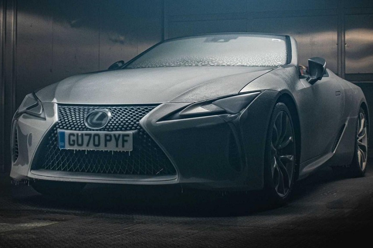 Cho dù chúng bàn luận về coupe hay mui trần, có lẽ ai cũng phải công nhận  Lexus LC mui trần là một trong những mẫu xe ngầu nhất trên thế giới vào lúc này. Nhằm thuyết phục mọi người hơn nữa về khả năng của LC, Lexus mới đây đã thực hiện một bài kiểm tra chất lượng hết sức tàn bạo đối với phiên bản mui mềm. Chiếc xe mui trần bảnh bao đã phải chịu đựng 12 giờ trong buồng lạnh nhiệt độ -18 độ C tại Millbrook Proving Ground.