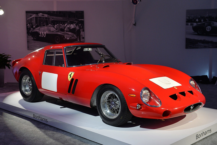 1. Ferrari 250 GTO (38,1 triệu USD): Ferrari 250 GTO là mẫu  xe ôtô đắt nhất thế giới. Trên thực tế, trong số 20 chiếc xe giá trị nhất từng được đấu giá, có đến 9 chiếc 250 GTO. Mẫu đắt nhất từng được đấu giá thành công lên tới 38,1 triệu USD, trong khi những mẫu trị giá 80 triệu USD và 52 triệu USD chưa có chủ sở hữu. Siêu xe "huyền thoại" này được trang bị động cơ V12 3.0L, công suất 300 mã lực.