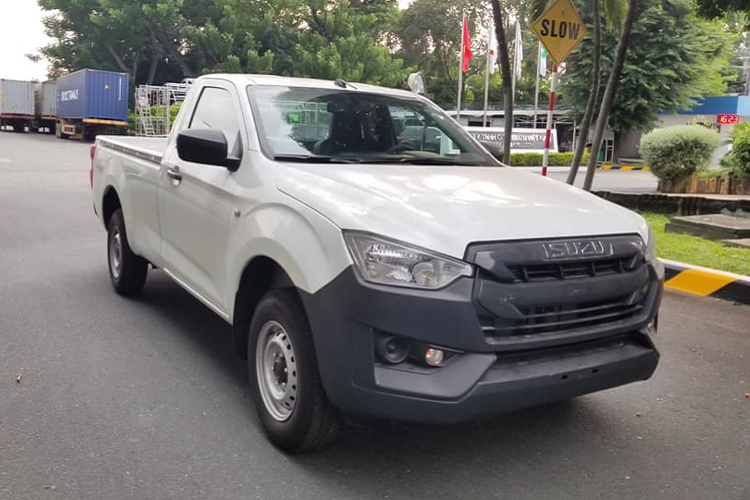 Bán tải  Isuzu D-Max cabin đơn (single-cab) thùng dài đáp ứng mục đích sử dụng chuyên chở hàng đã được phân phối tại Việt Nam, xe được nhập khẩu trực tiếp từ Thái Lan với số lượng có hạn. Được biết, xe có giá 399 triệu đồng, ngoài ra khách hàng còn có thể được ưu đãi giảm giá lên đến vài chục triệu đồng, tùy thuộc vào thương lượng và thời điểm mua xe để chi phí lăn bánh chưa đến 400 triệu đồng.