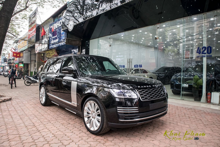 Cụ thể, một showroom tại Sài Gòn vừa tung ảnh một chiếc  Range Rover D350 Autobiography LWB 2021 mới nhất tại Việt Nam. Xe có màu sơn ngoại thất đen và nhiều chi tiết trang trí màu bạc bắt mắt. Nổi bật ở phần đầu xe là bộ đèn LED ma trận, đi kèm với đèn hậu báo phanh cũng là dạng LED. 