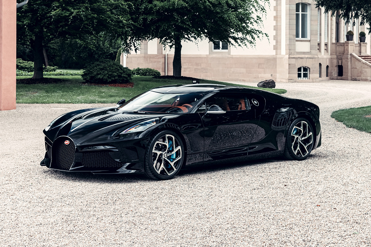 Sau 2 năm ra mắt, chiếc  Bugatti La Voiture Noire mới đã được hoàn thiện và sắp được giao đến cho khách hàng. Tại triển lãm Geneva Motor Show 2019, La Voiture Noire chỉ là bản mẫu và phải dùng một động cơ điện nhỏ để di chuyển.