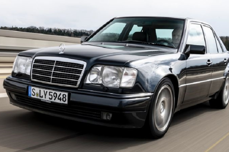  Mercedes-Benz E-Class thế hệ W124 có lẽ là một trong những chiếc sedan được yêu thích nhất vào những năm 80-90. Thiết kế thanh lịch, tiện nghi và sức mạnh vừa đủ khiến cho nó trở thành mẫu xe được ao ước hàng đầu. Thậm chí, để tôn vinh thế hệ E-Class này, Mercedes đã ra mắt phiên bản cuối cùng "Masterpiece" (Kiệt tác) vào năm 1995.