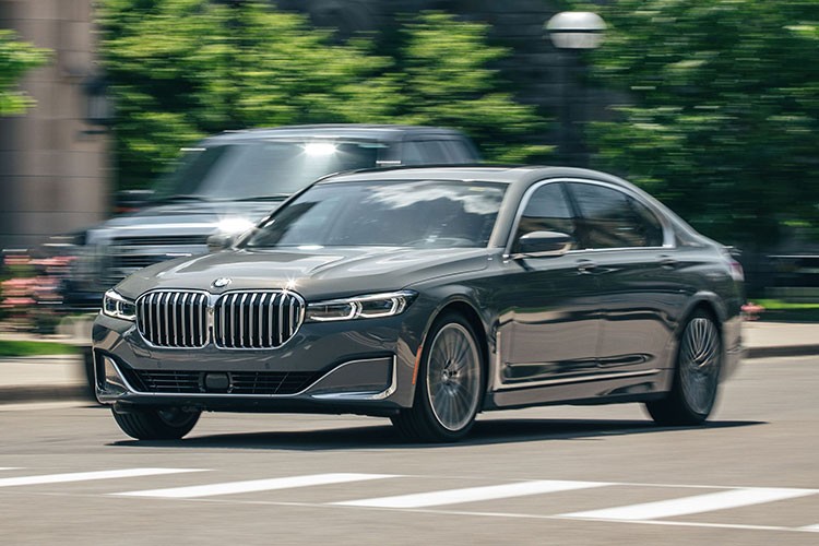 Những hình ảnh chạy thử của BMW 7-Series thế hệ mới đã được cánh săn ảnh phương tây chụp lại mới đây. Dựa trên những bức ảnh này, BMW 7-Series mới sở hữu sự thay đổi toàn diện về thiết kế cả ở ngoại và nội thất.